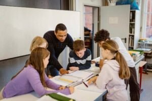 atención a la diversidad en el aula alumnos trabajando