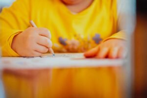 programación didáctica de Educación Infantil con materiales educativos sobre una mesa.