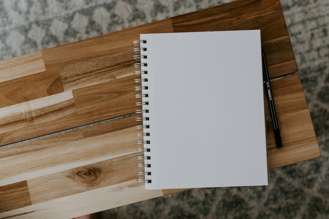 Cuaderno de espiral sobre una mesa de madera para organizar la planificación