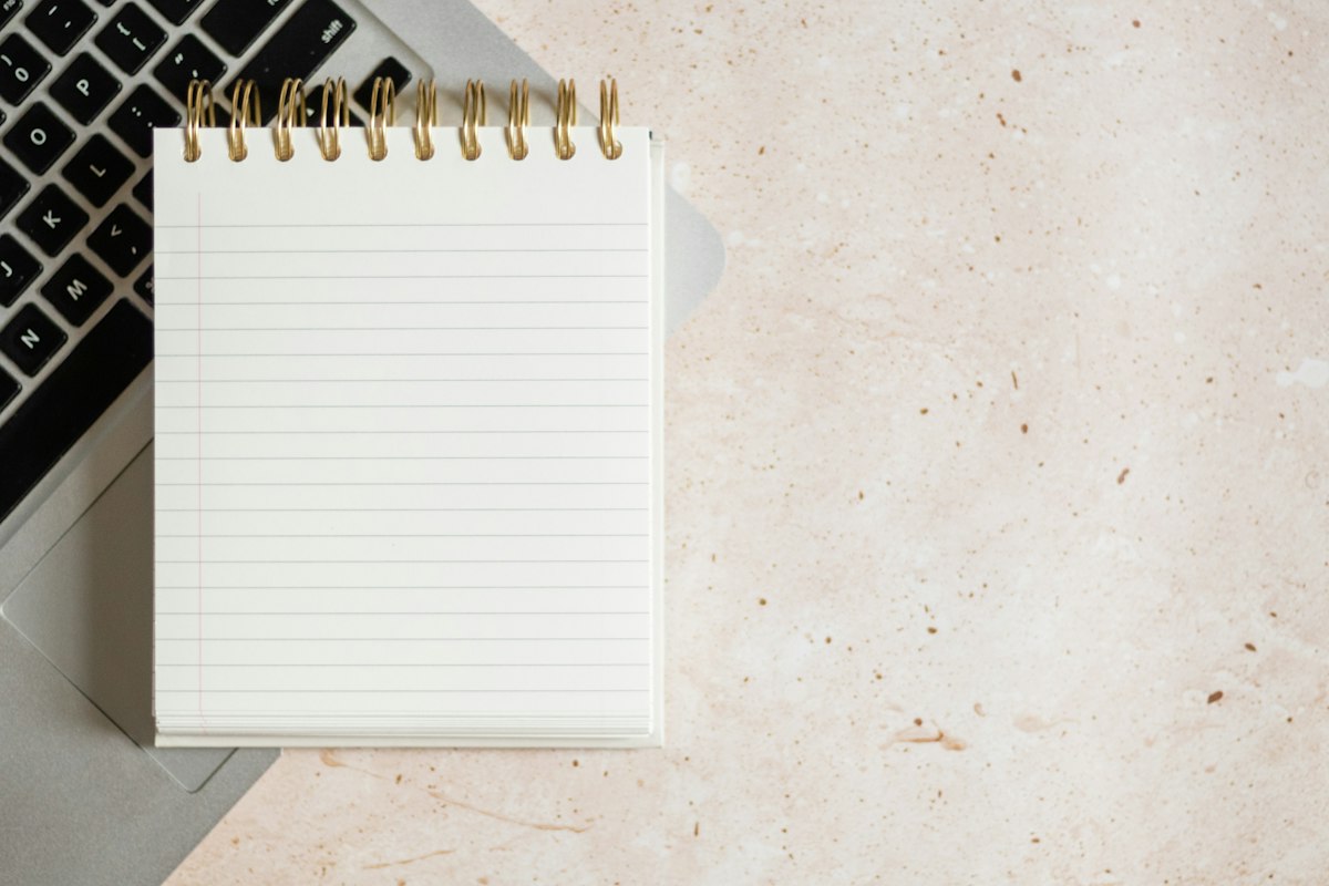 Cuaderno sobre un ordenador para organizar las ideas de una exposición